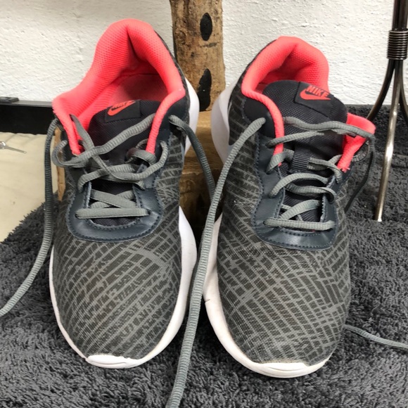 Nike youth size 5 tennis shoes - Picture 1 of 5